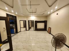 10 Marla New House For Rent in Bahria Town Lahore