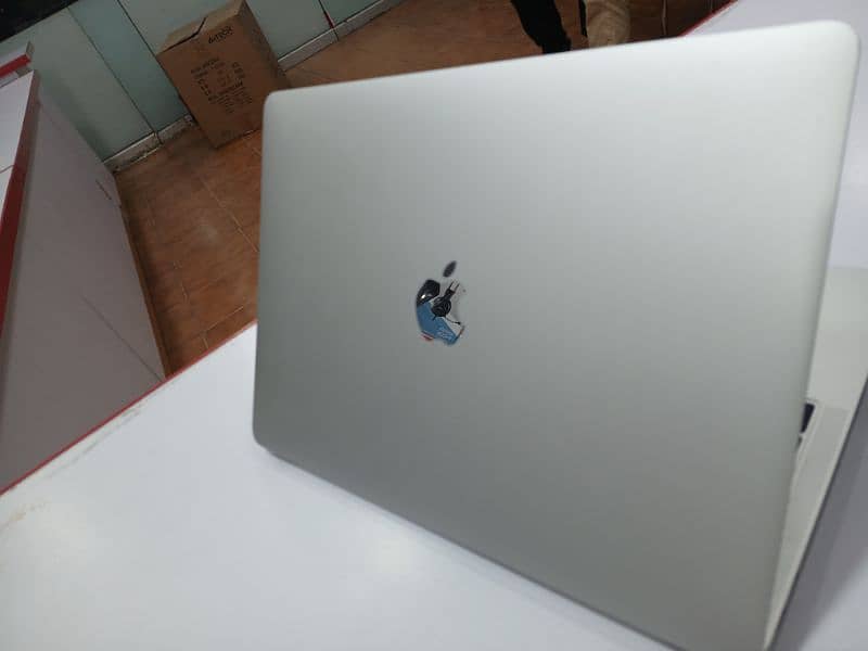 Apple MacBook Air 13" 4