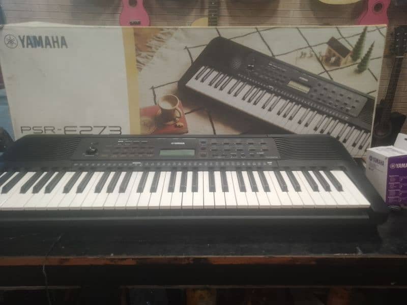 Yamaha Psr E 273 just like brand new with box and adapter 0