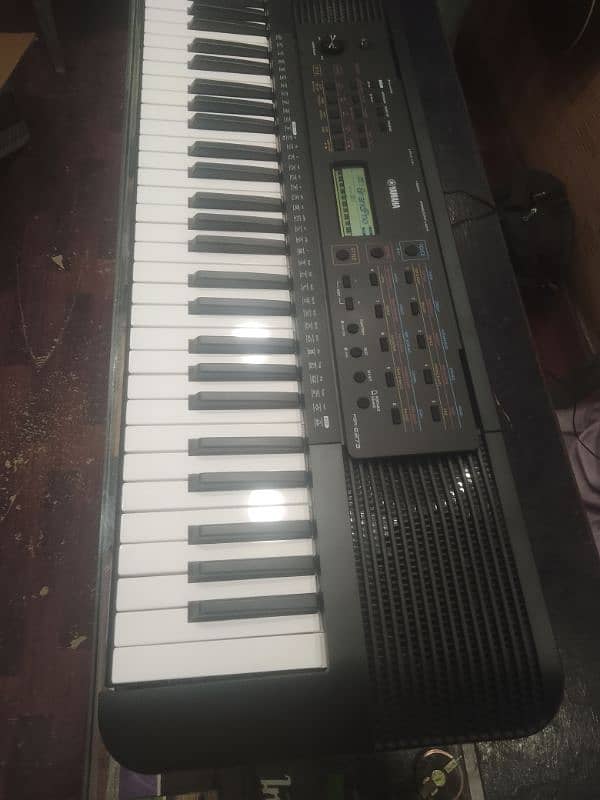 Yamaha Psr E 273 just like brand new with box and adapter 1