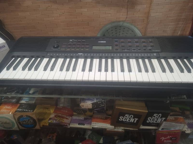 Yamaha Psr E 273 just like brand new with box and adapter 2