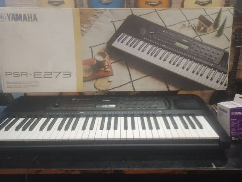 Yamaha Psr E 273 just like brand new with box and adapter 4