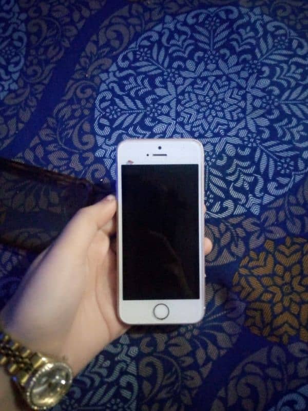 I phone Se gold rose color all good condition like new ok 3