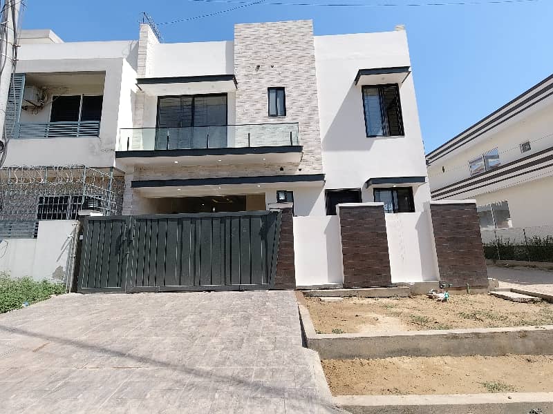 I-11/2 Corner Beautiful 8 Bedrooms House 0