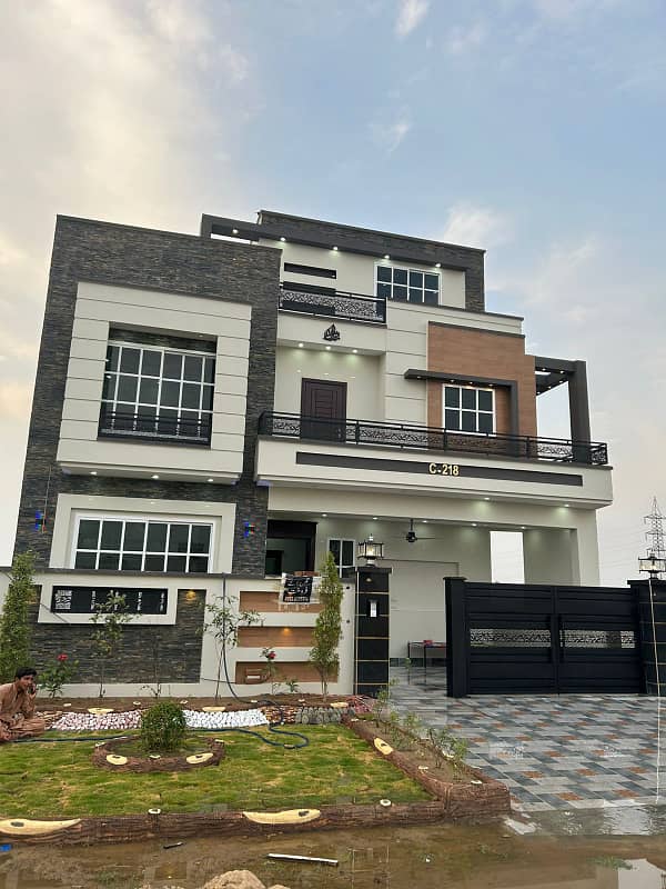 Luxury Corner House Available For Sale 0