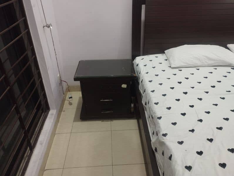 king size bed with dressing table & Side TABLE 1