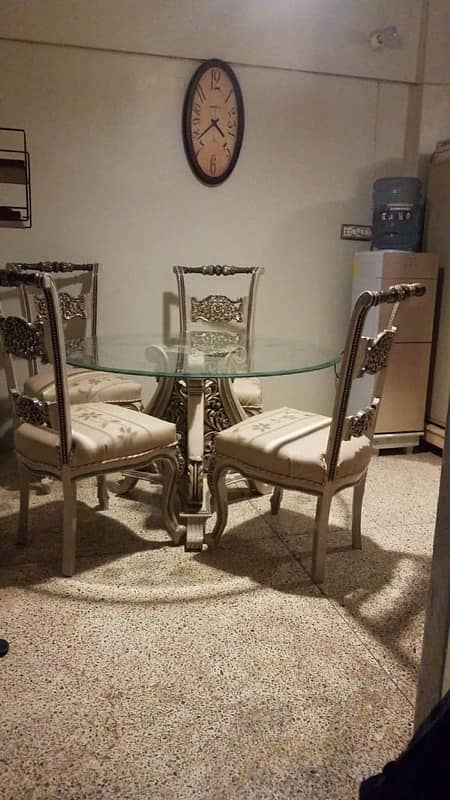 Dining table 0