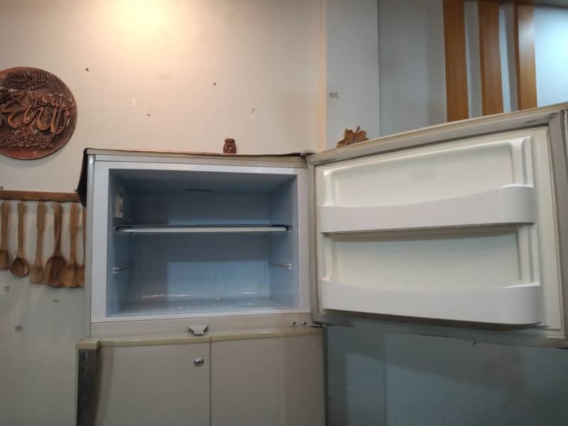 Pel refrigerator good condition / full size . 3