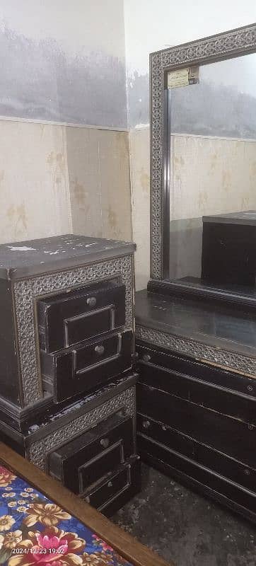 Dressing Table used but New condition with two side table's 6