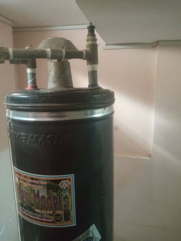 full Size Geyser for sell slightly used and excellent condition 1