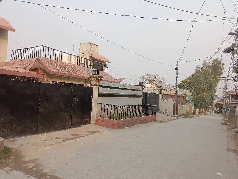 Beautiful House In Gulistan Colony 0