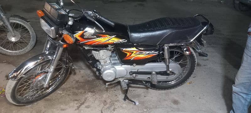 HONDA CG 125 2021 KARACHI NO 9 MONTH 2021 NUT TO NUT GENIUN 6