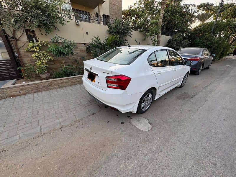 Honda City 2018 1 owner full original  white karachi sindh 3