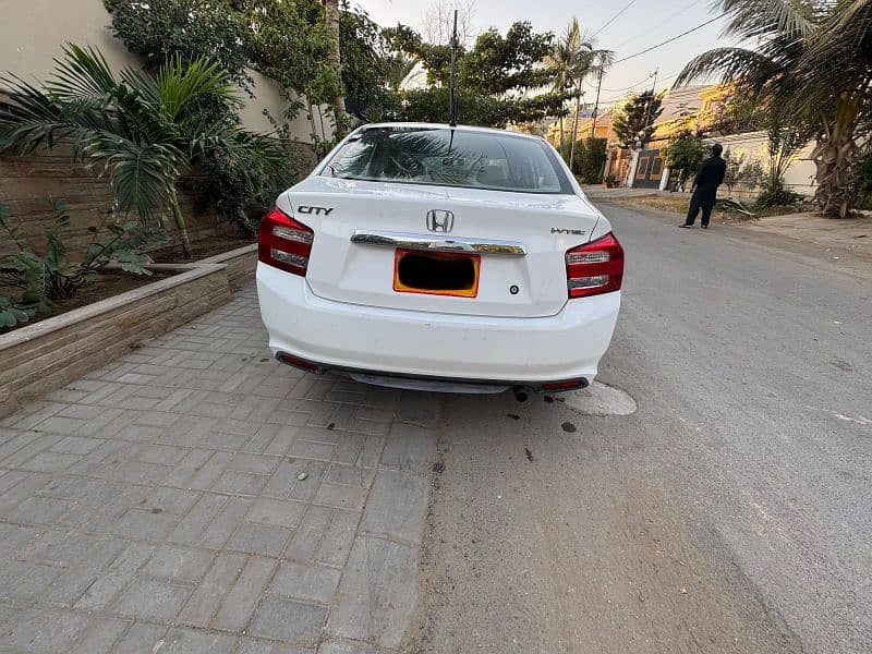 Honda City 2018 1 owner full original  white karachi sindh 4