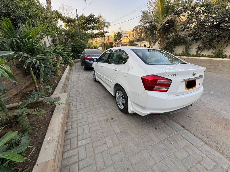 Honda City 2018 1 owner full original  white karachi sindh 5