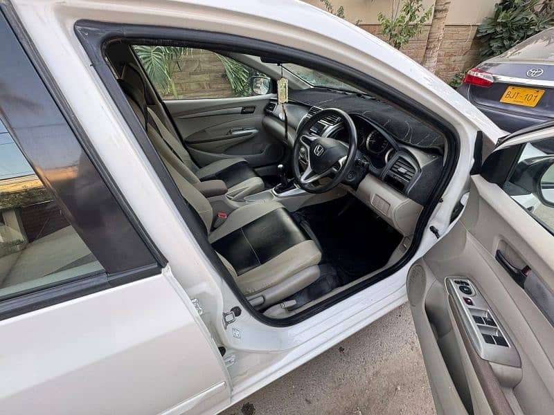 Honda City 2018 1 owner full original  white karachi sindh 6