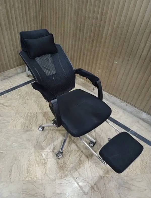 Office chair with foot rest 0