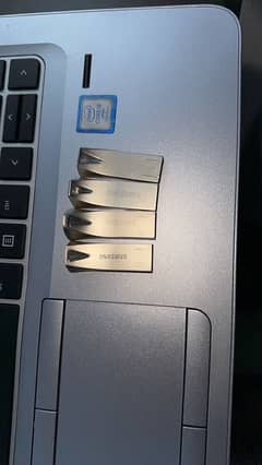 2 16gb and 2 64gb SAMSUNG USBS