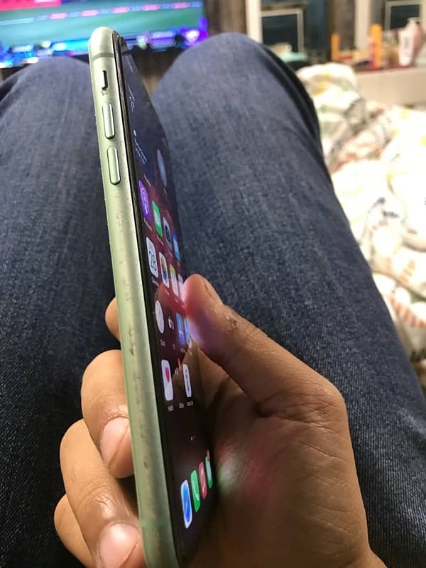 Iphone 11 Back Glass Crack Non Pta 64GB 1