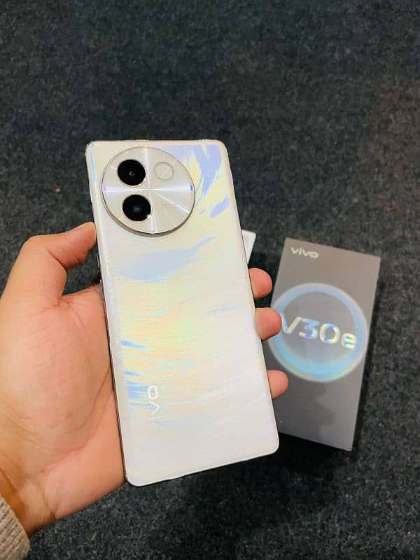 Vivo V30e With Box & Charge 8/256 0