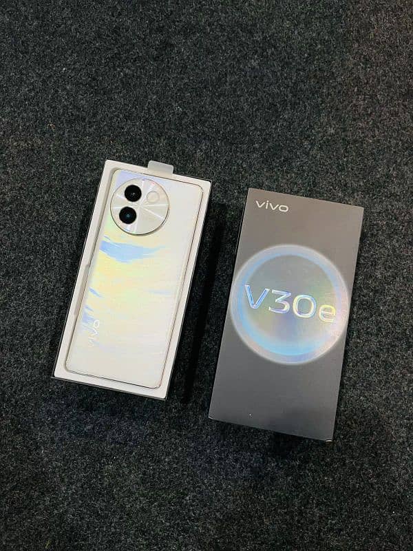 Vivo V30e With Box & Charge 8/256 3