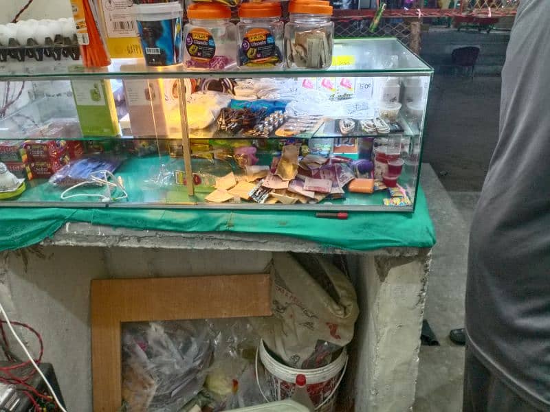 Counter glass 5mm par bana hua hai 0