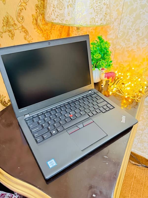 Lenovo Thinkpad x260 core i5-6th Generation 8 gb ram 256 gb ssd 6