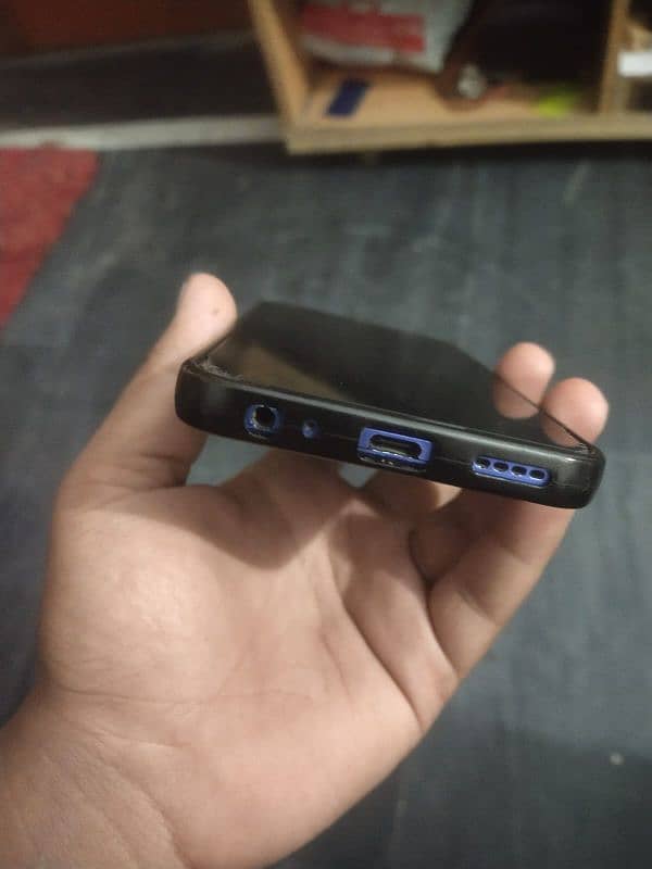 sell for mobile vivo y21 with box and charger 7