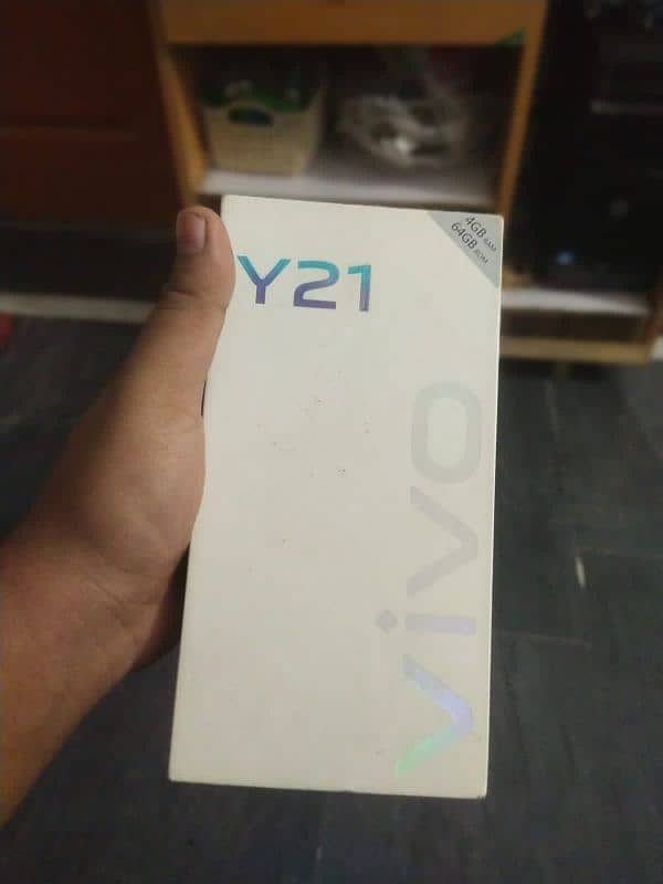 sell for mobile vivo y21 with box and charger 9