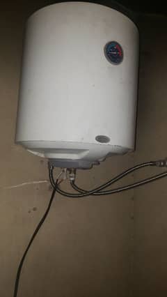 electric geyser made in Italy excellent condition 10 by 9