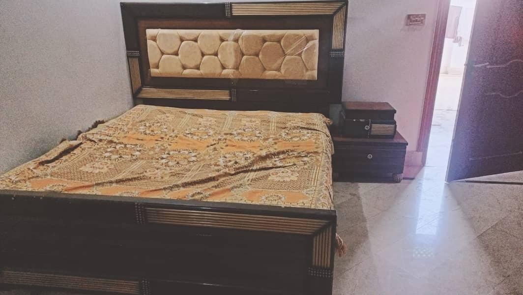 King Size Doube Bed with 2 side Tables+Dressing. only few months used 0