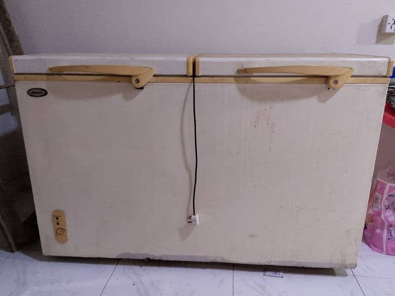 WAVES DOUBLE DOOR DEEP FREEZER. 1