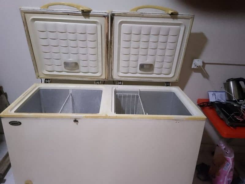 WAVES DOUBLE DOOR DEEP FREEZER. 2