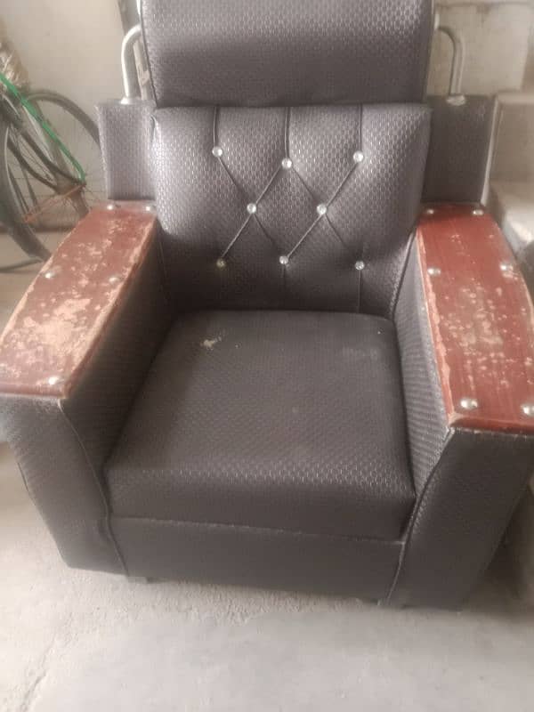 sofa set condition ap ky samny ha 7 seter ha 03000479747 2