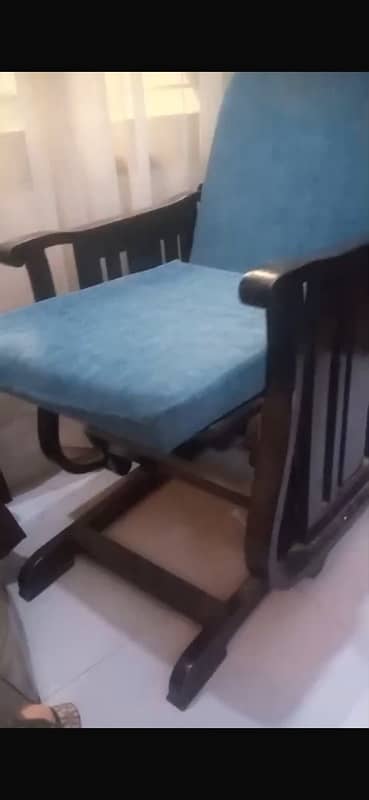 Comfortable Used Rocking Chair for Sale – Great Condition 2