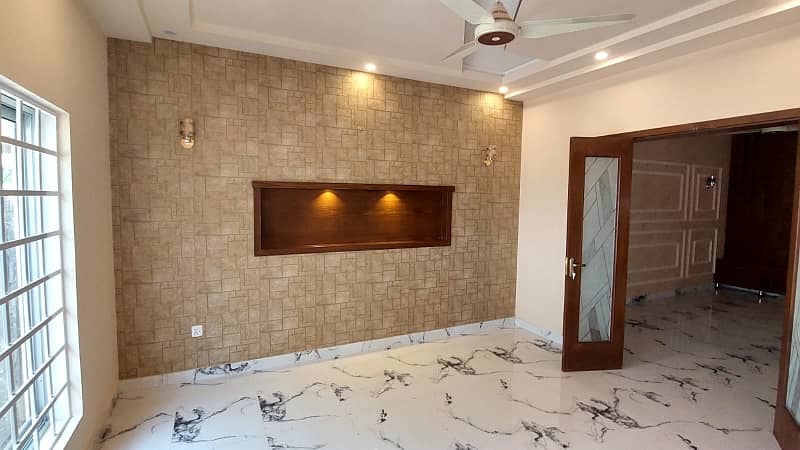 10 MARLA DESIGNER HOUSE FOR SALE IN IEP TOWN 2