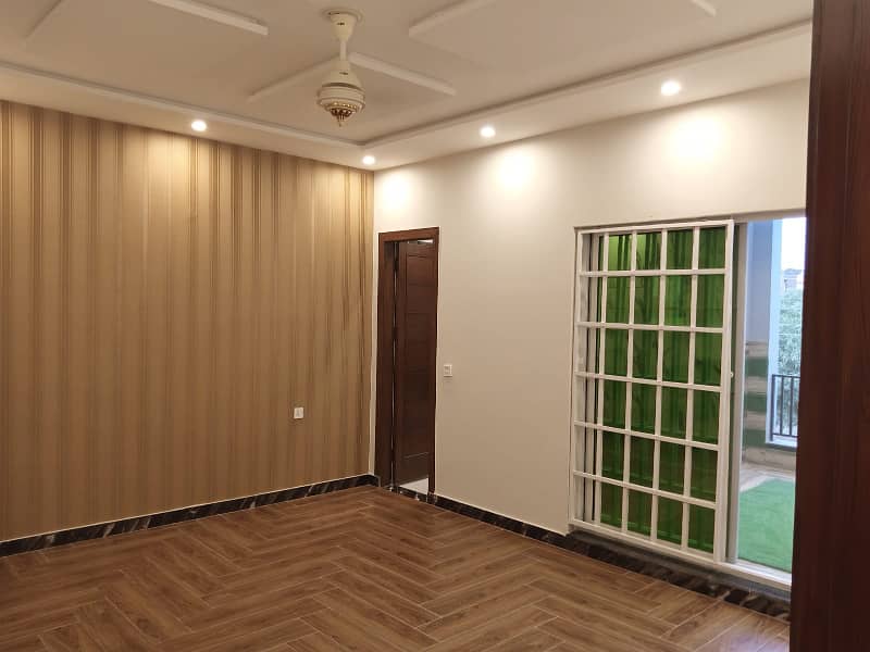 1 KANAL PRIME LOCATION DESIGNER HOUSE FOR SALE IN NESPAK 12