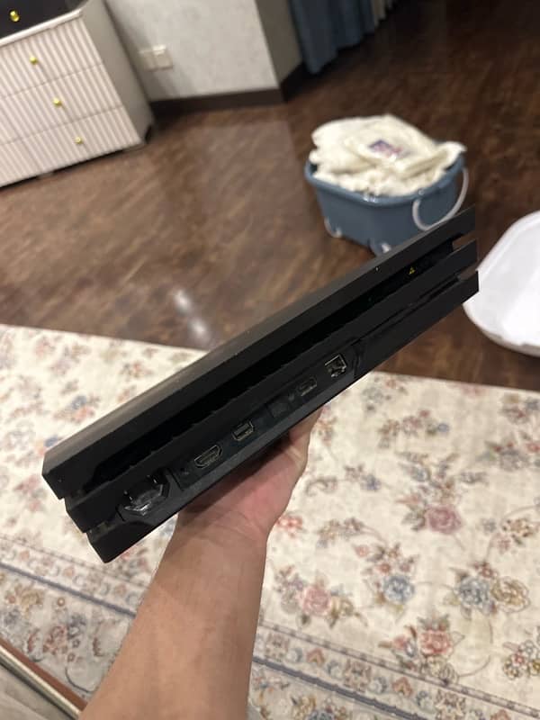 PS4 PRO 1tb UAE Version 1