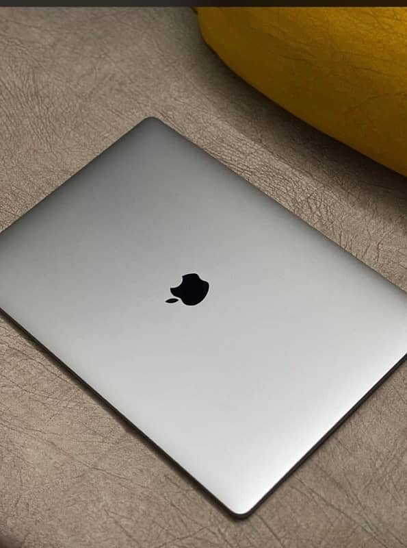 MacBook pro 2019   i7  Display 16inch 32GB RAM 512 SSD 4