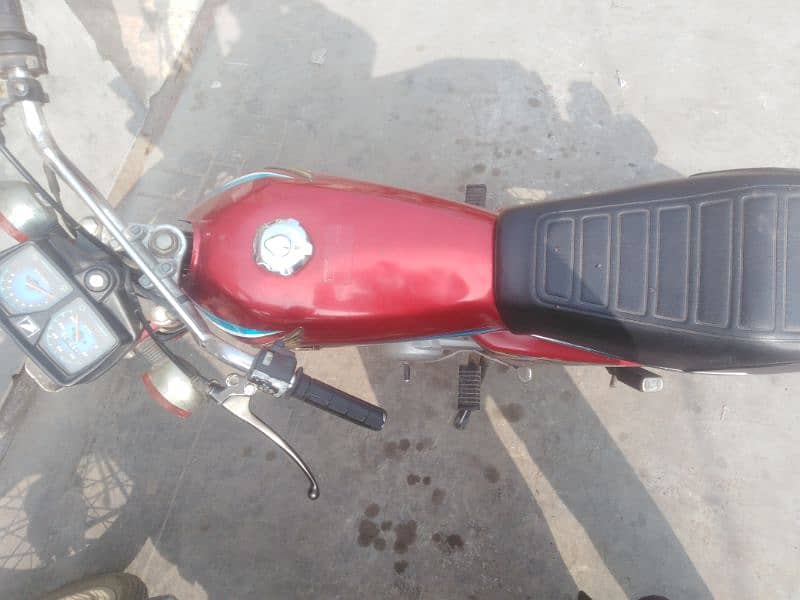 Honda CG-125, model 2018, registered in 2017. 3