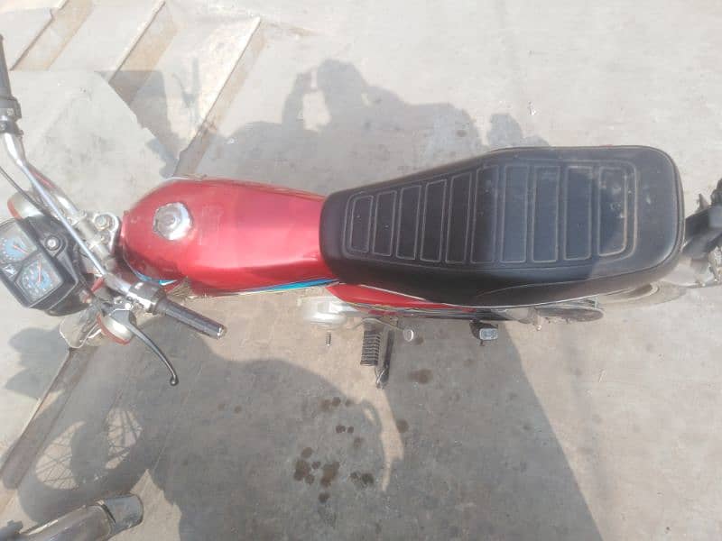 Honda CG-125, model 2018, registered in 2017. 4