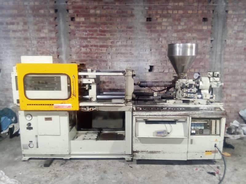 Toshiba 55 Ton 90 Model injection moulding machine for sale 3