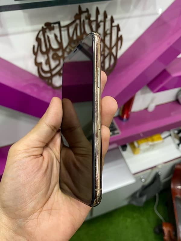 APPLE IPHONE 11 With Gift Original  Dock Box Only WhatsApp 03215984936 7