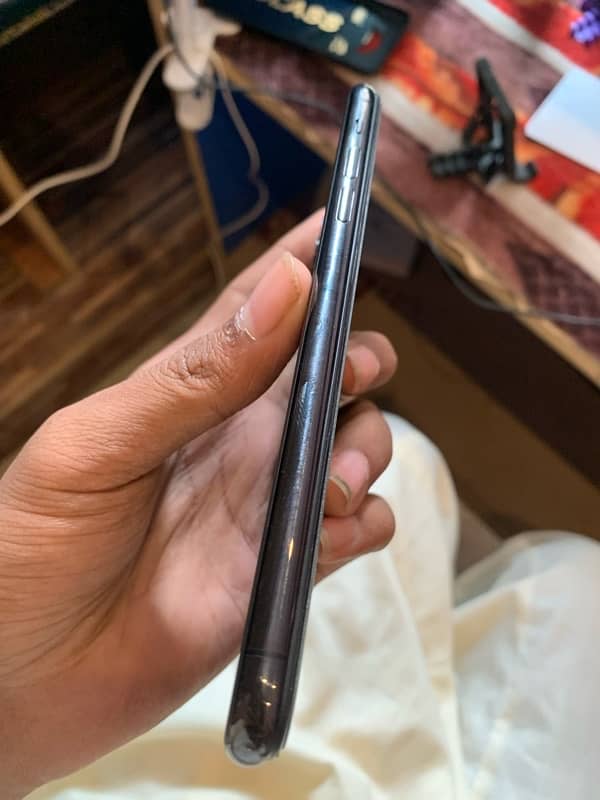 iPhone 11 Pro Max 10/10 Condition 8