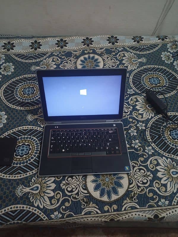 laptops core i7. ram: 12gb. rom: 120gb ssd &320gb external hard drive 2