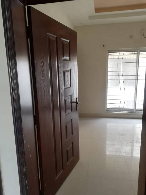 5 Marla used House Available for sale in Bahria Town Lahore 12