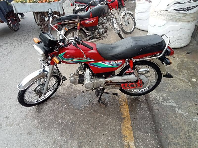 Honda 70 17 model siraf file hy copy nai hy Tanki tapy yehi hen 2