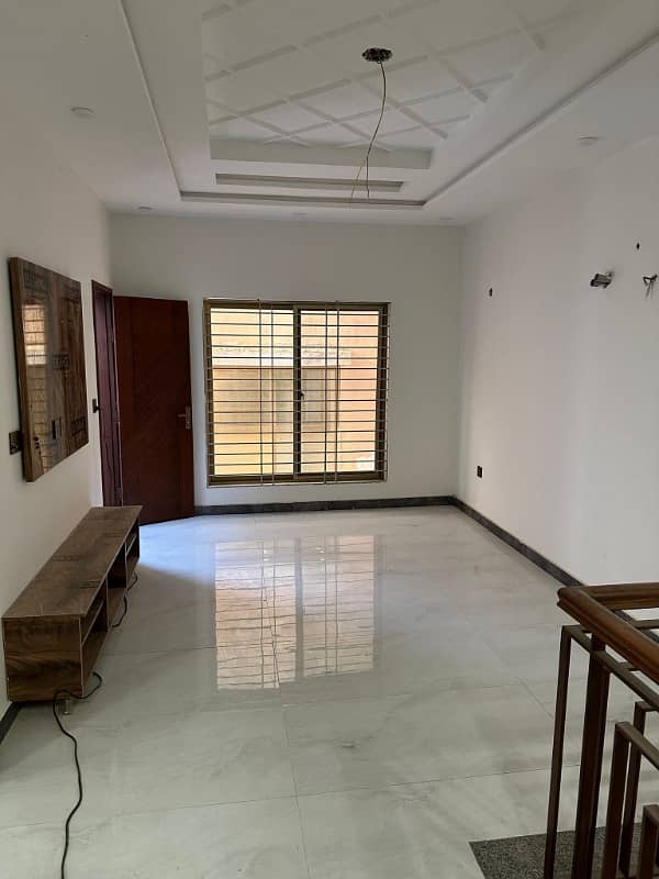 VILLAS ON INSTALLMENT 125 Sq yards In Precinct 15 All amenities nearby including MOSQUE, General Store, Parks 12min Drive from Main Gate of Bahria Town Karachi. Call for Details. 3