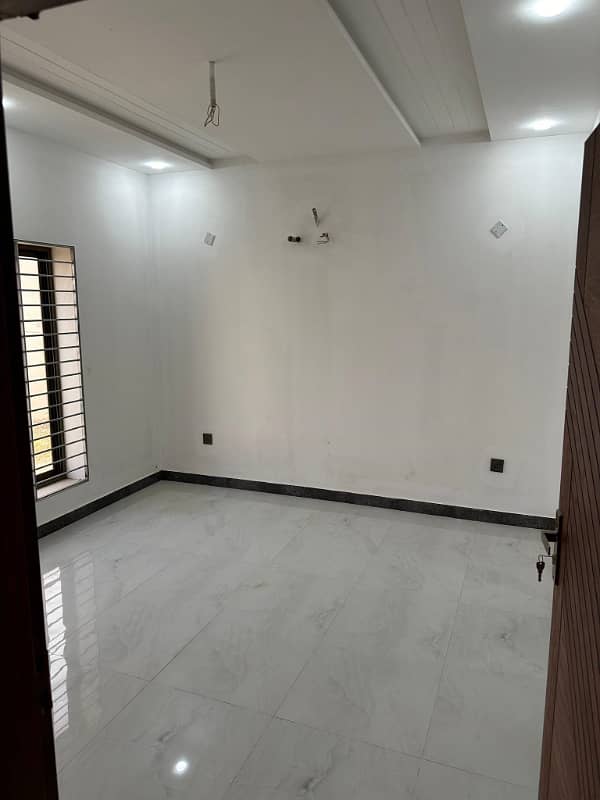 VILLAS ON INSTALLMENT 125 Sq yards In Precinct 15 All amenities nearby including MOSQUE, General Store, Parks 12min Drive from Main Gate of Bahria Town Karachi. Call for Details. 6