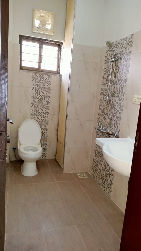 4 Bed Beautiful Apt Available for sale in Askari 11 Sec b Lahore 13